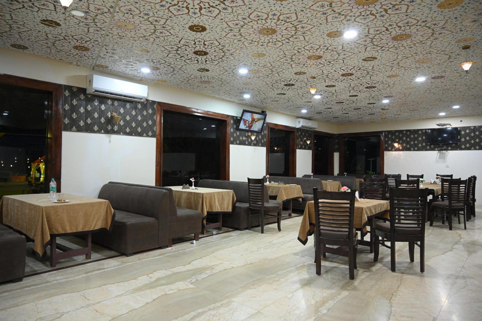 Orchha Club And Resort - Ocr Εξωτερικό φωτογραφία