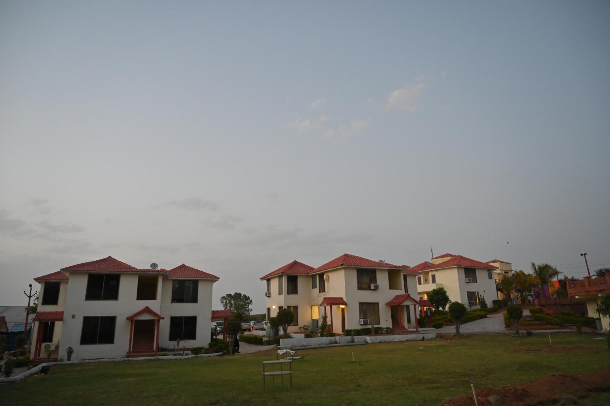 Orchha Club And Resort - Ocr Εξωτερικό φωτογραφία